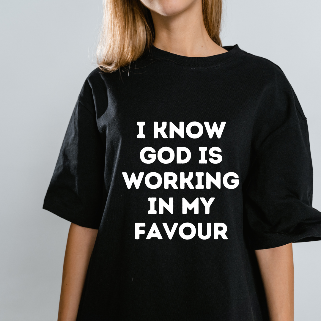 T-shirt-I Know God Is Working in My Favor